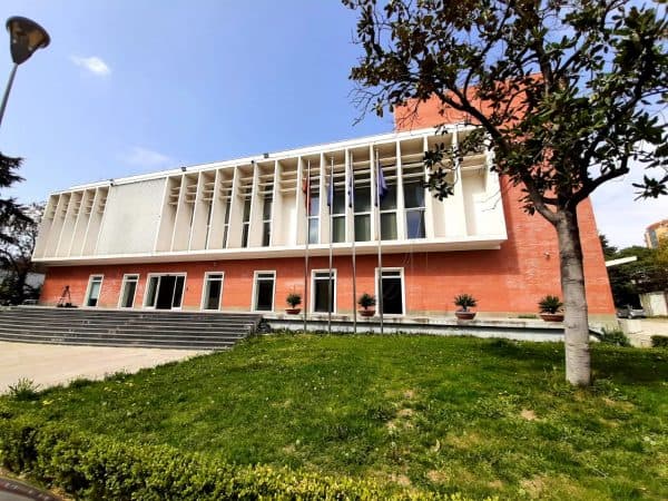 Alibeaj mbledh sot grupin parlamentar të PD-së