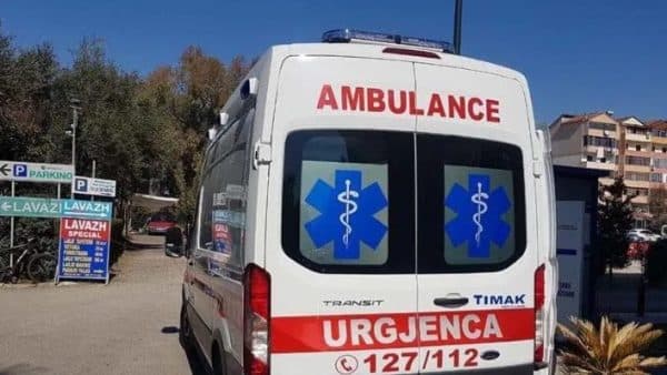 E rëndë në Tiranë/ 67-vjeçarja bie nga taraca e banesës, ndërron jetë në spital