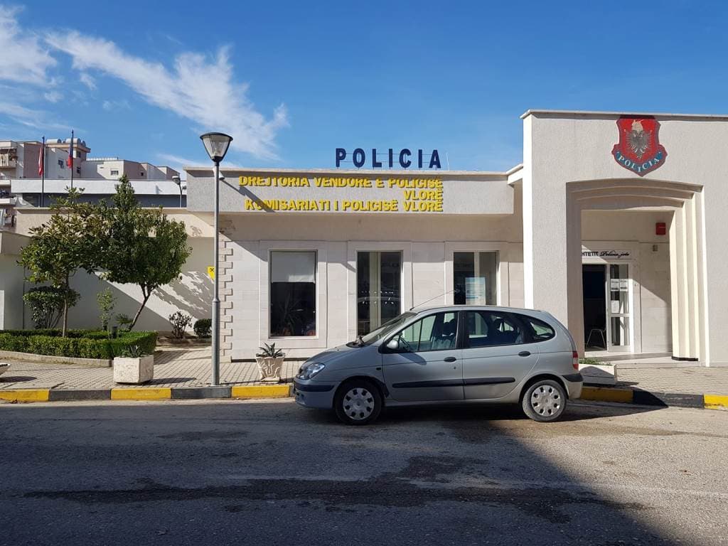 Vlorë, e moshuara bie nga kati i tretë i pallatit