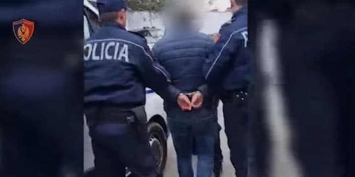 Transportonin emigrantë të paligjshëm në kufi/ Arrestohen dy të rinj nga Elbasani