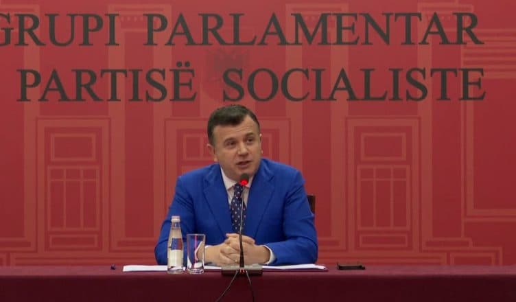 Balla dorëzon kërkesën në emër të PS: Votimi i parë për Presidentin e ri në 4 maj