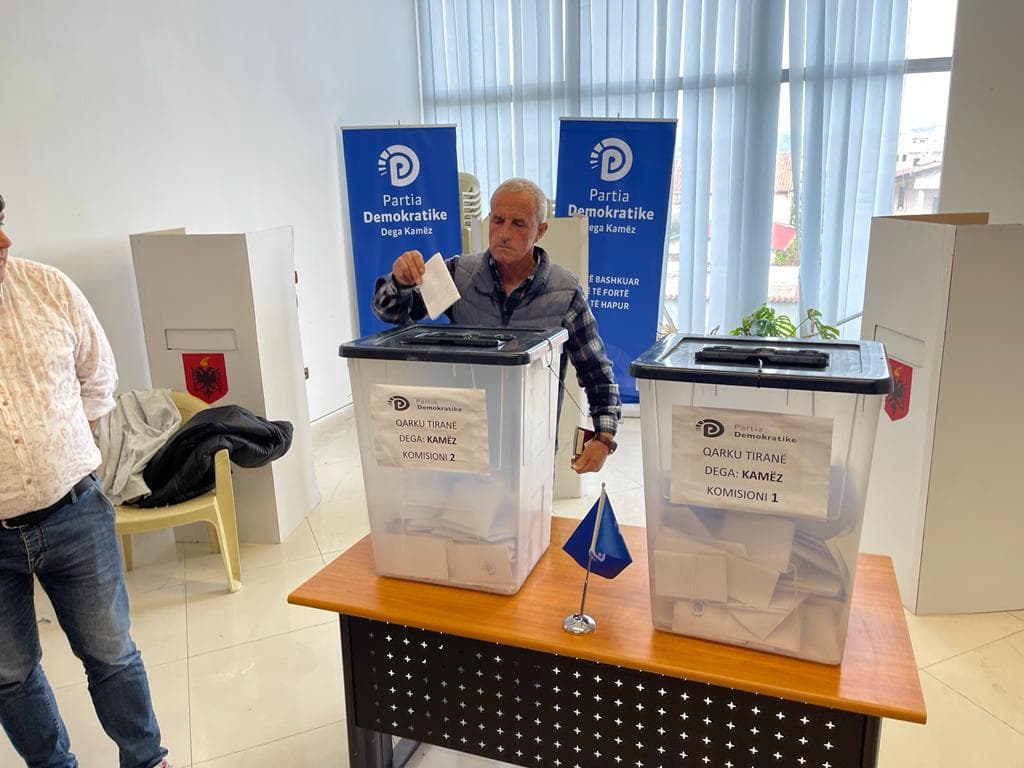 PD voton sot për zgjedhjen e kryetarëve në 18 degë, mbi kutitë e votimit foto e Berishës/ Video