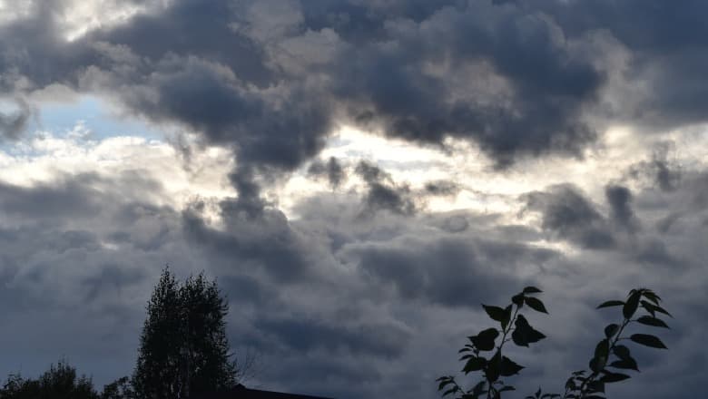 Moti sot, vranësira dhe reshje lokale shiu