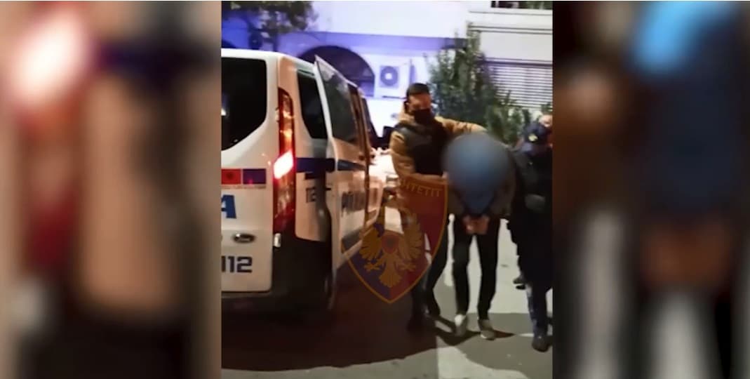 Vjedh para, bizhuteri dhe kabllo elektrike në një biznes, kapet i riu në Tiranë
