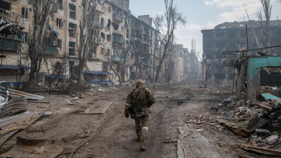 Ukrainasit: Forcat ruse hapën varre masive në Mariupol