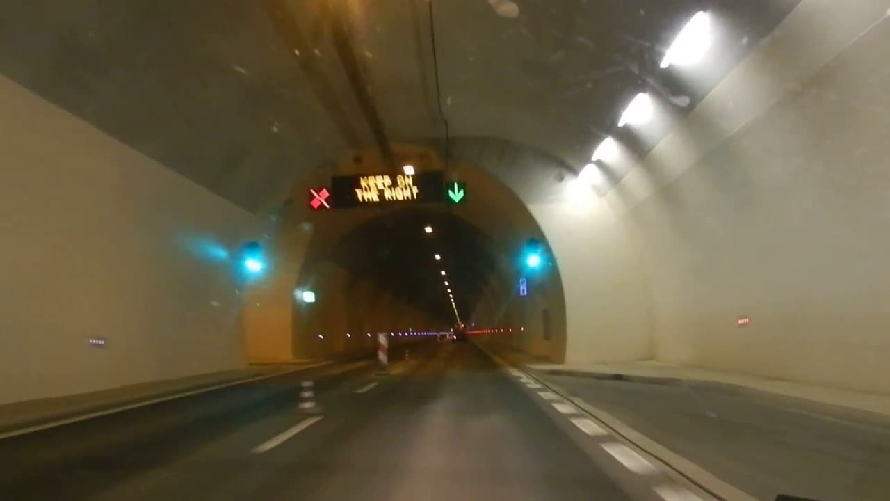 Merr flakë në ecje e sipër, digjet një makinë në tunelin Elbasan-Tiranë