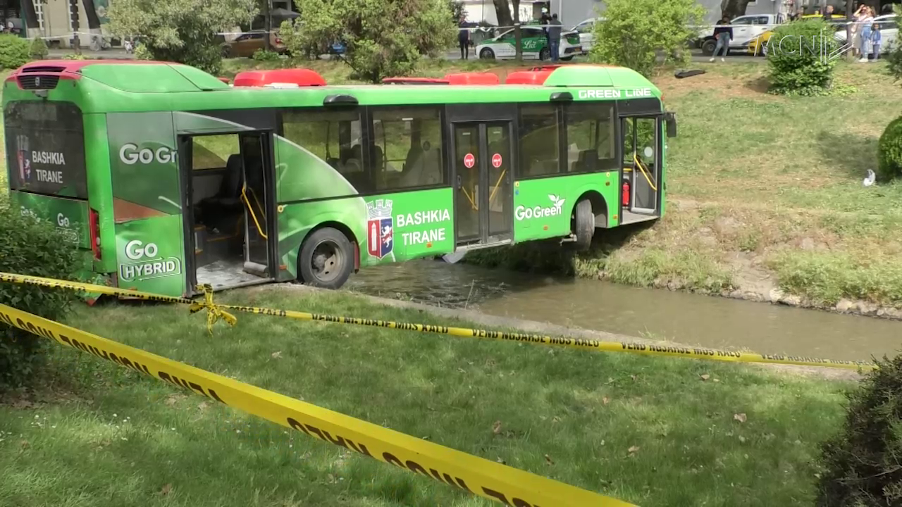 Autobusi “kthehet” në urë (VIDEO)
