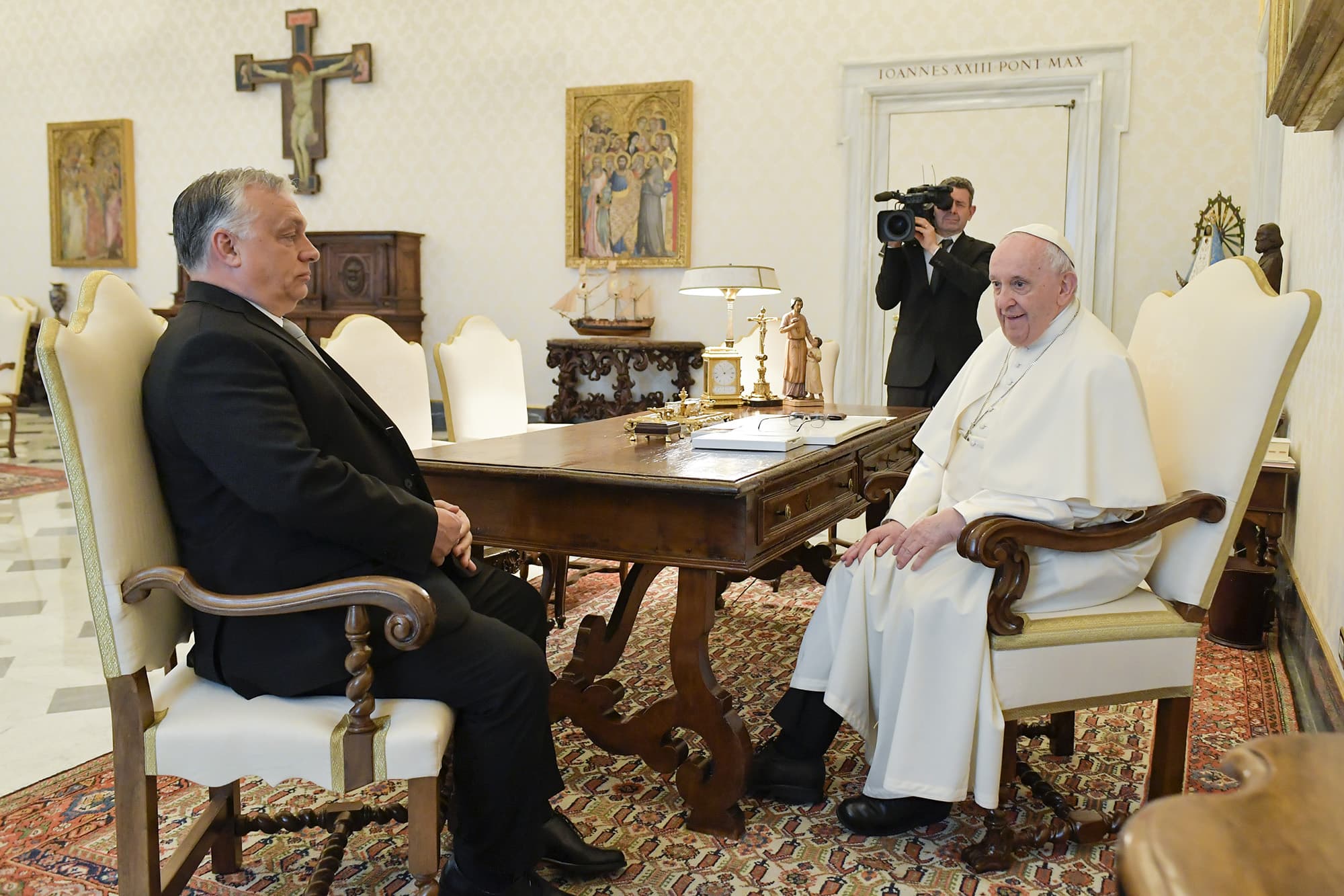 Papa Françesku: Putini planifikon t'i japë fund luftës më 9 maj
