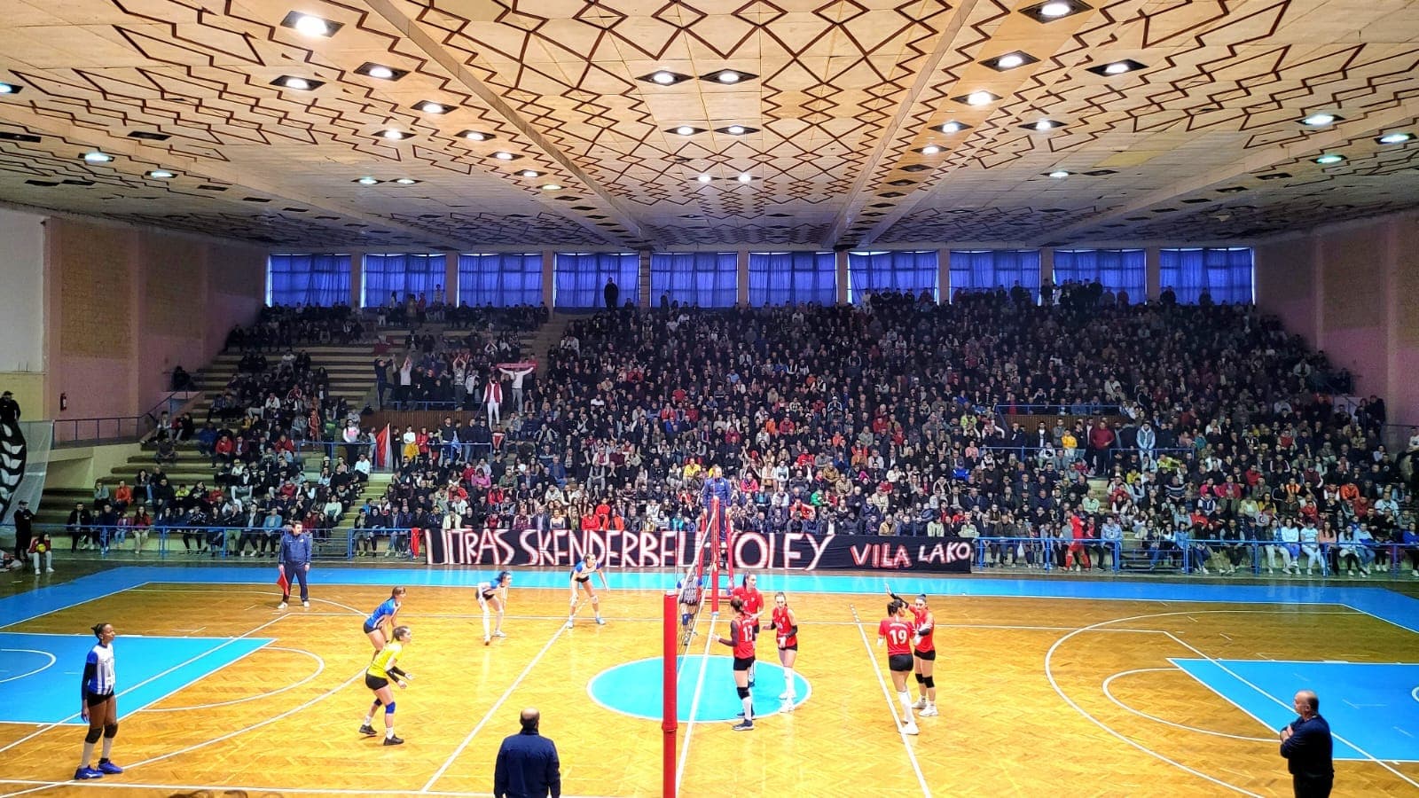 Skënderbeu mposht Tiranën në finalen e tretë, tifozët korçarë mbushin pallatin e sportit