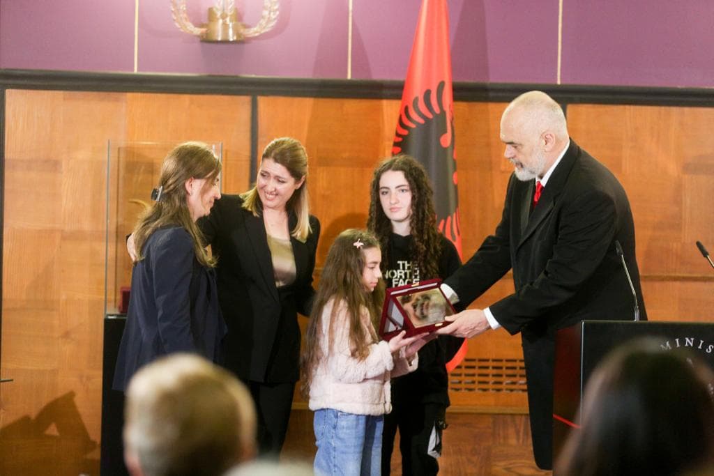 11 fëmijë të heronjve dhe dëshmorëve marrin statusin “Fëmijë në përkujdesje të Republikës”
