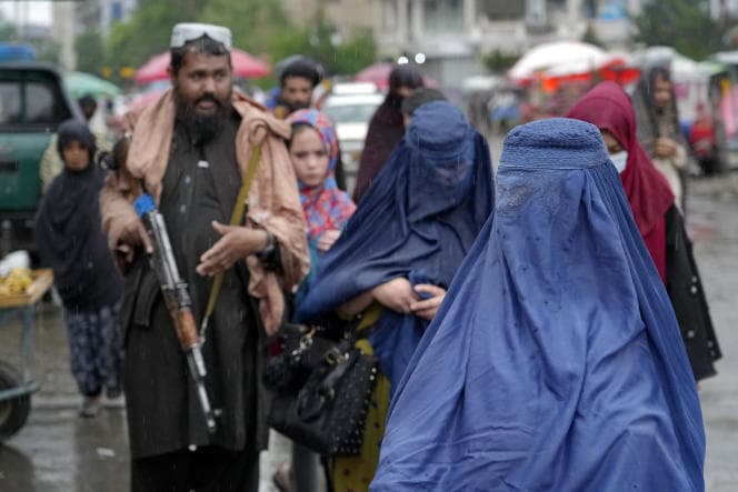 Afganistan, talebanët urdhërojnë gratë të veshin burkën në publik