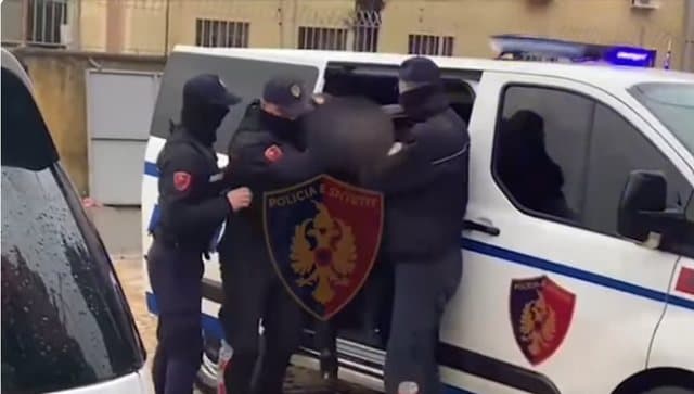 Plagosi me thikë dy persona në Sarandë, vihet në prangat e policisë