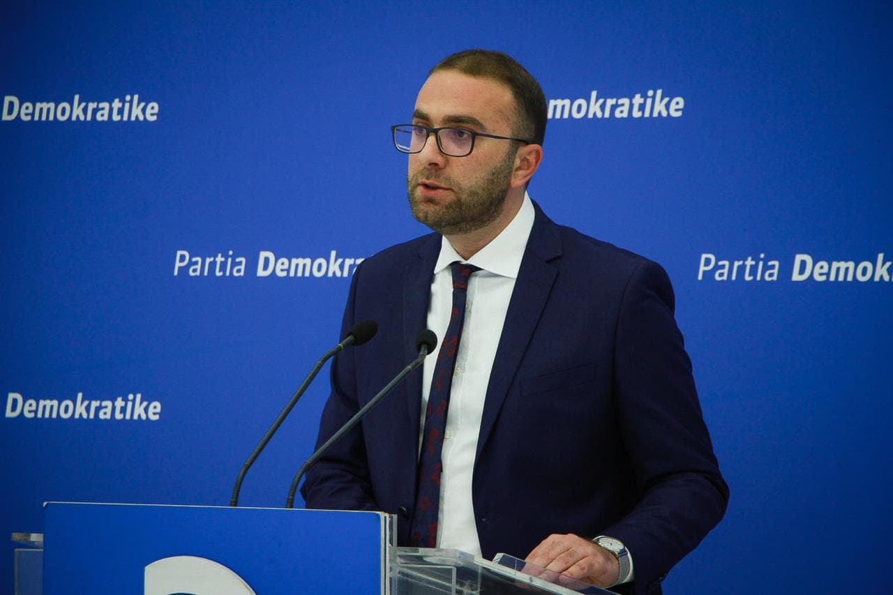 Në Kuvend plasi sherri për vilën 760 mijë euroshe, Bardhi: Për shkak “të publicitetit” çmimi është ulur