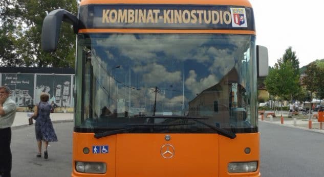 Autobusi i linjës së Kombinatit përfshihet në aksident, përplaset me koshin e mbeturinave (VIDEO)