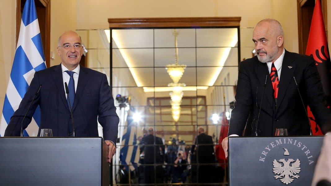 Ministri grek Dendias vjen sot në Shqipëri
