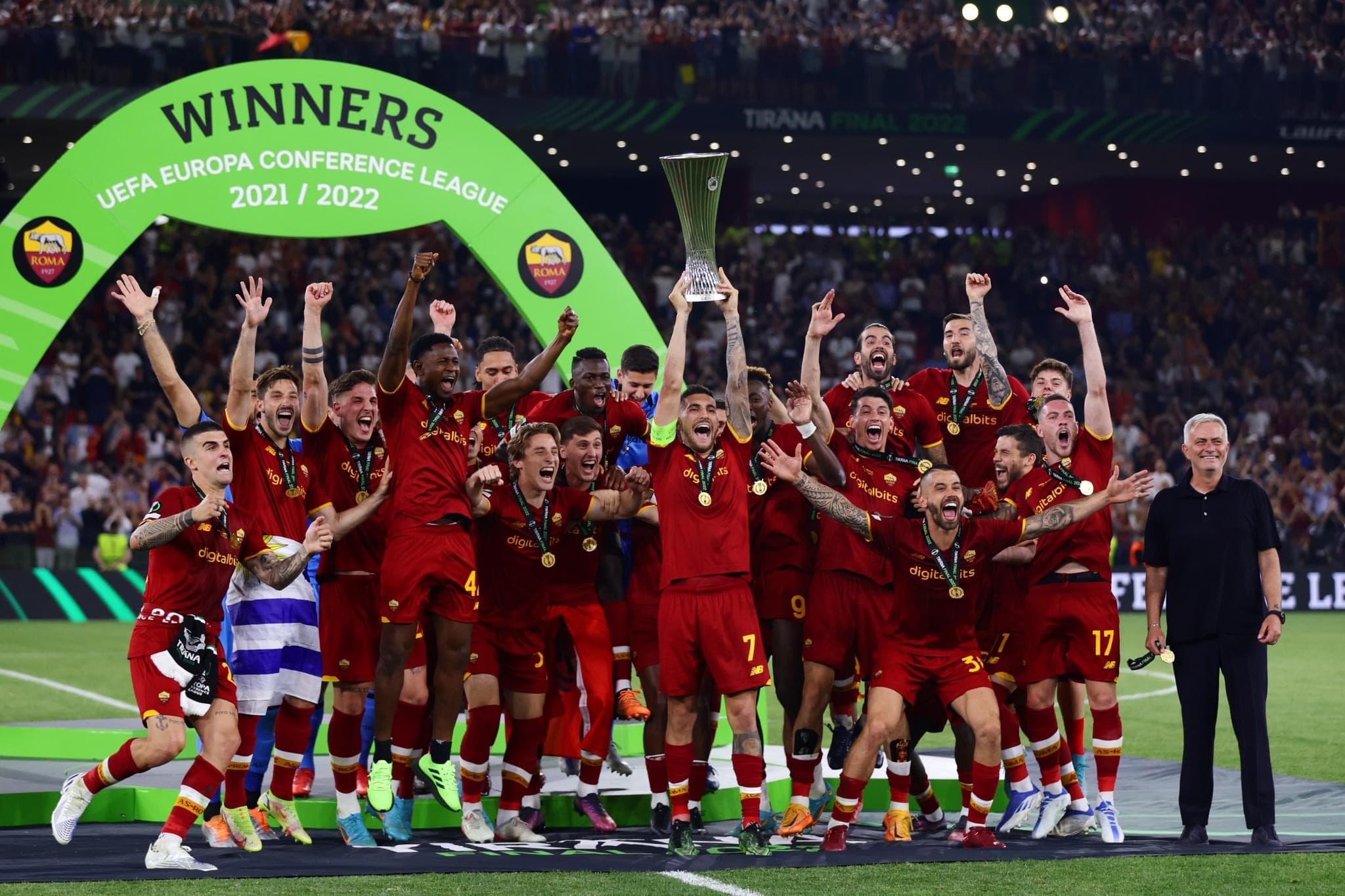 Roma fiton trofeun e Conference League, në Tiranë festojnë italianët
