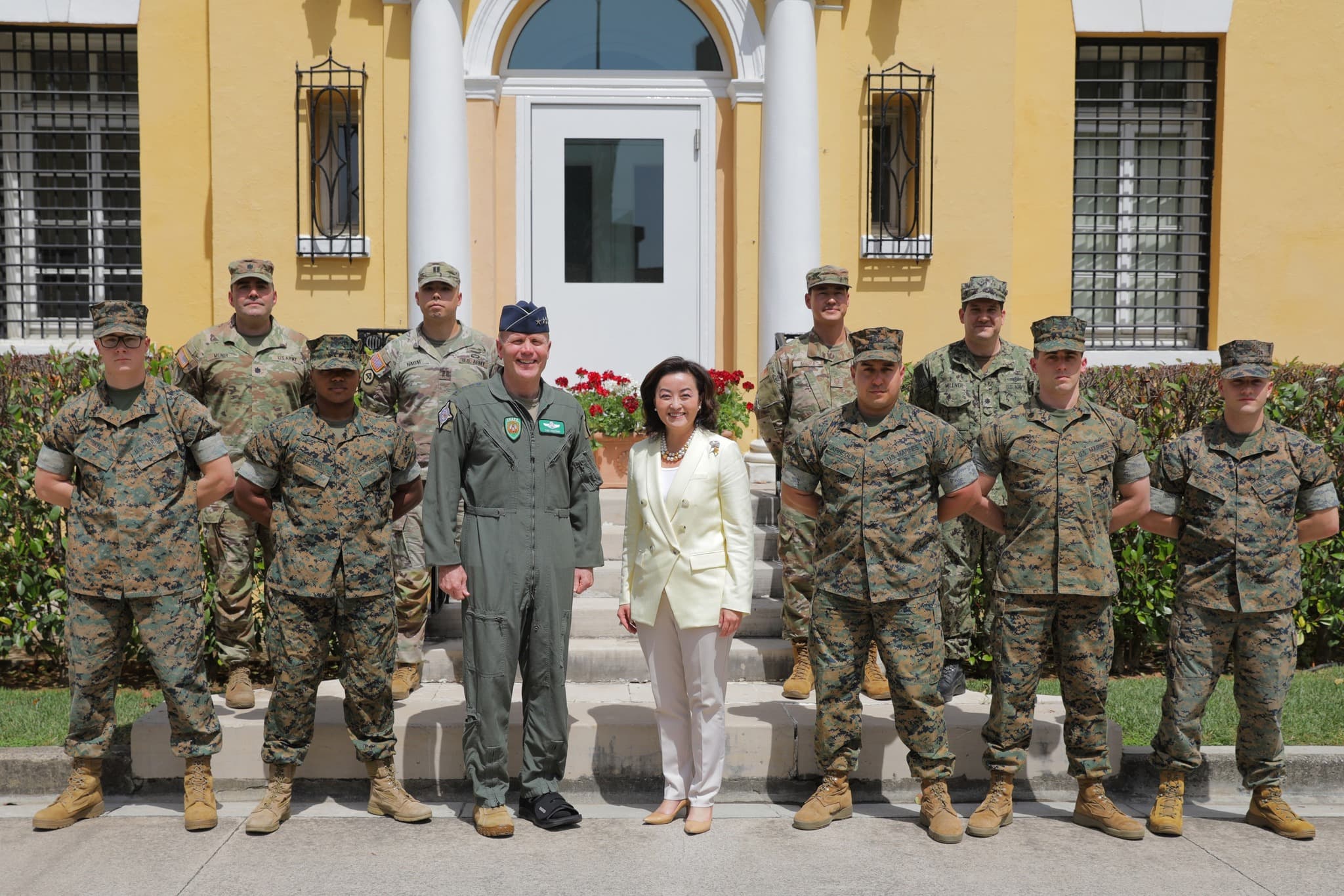 Ambasadorja Kim pret gjeneralin Wolters, takim dhe me marinsat