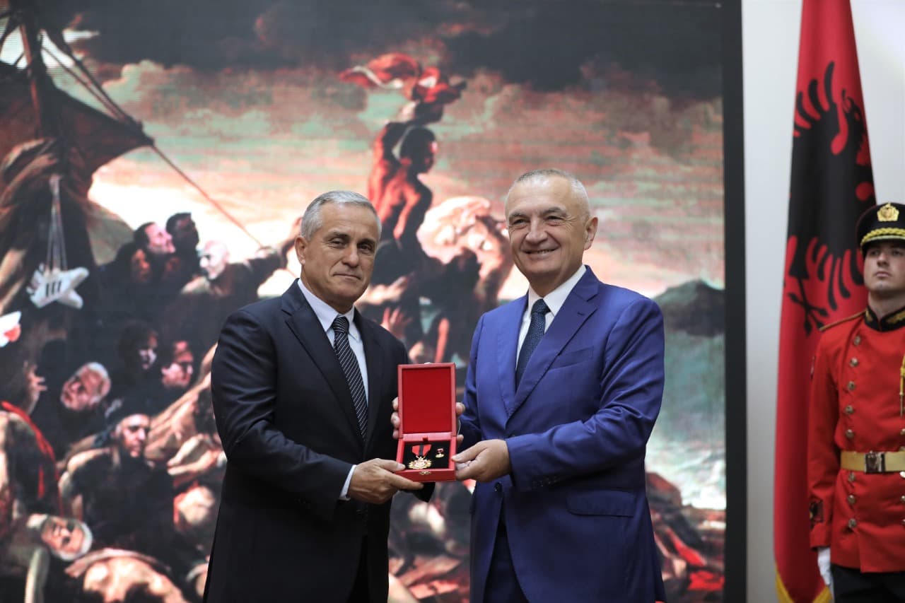 Titulli “Mjeshtër i Madh” për piktorin Avni Delvina