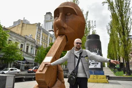 Ekspozohet në Kiev skulptura e Putinit që qëllon veten në gojë