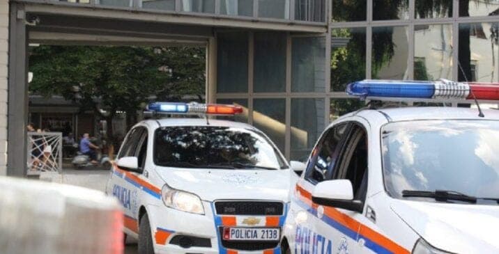 I vodhi me dhunë paratë dhe telefonin shtetases, në pranga 25-vjeçari