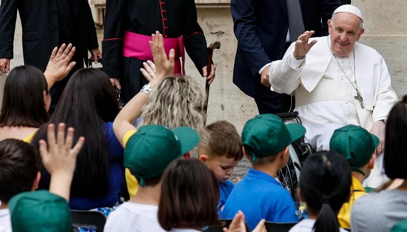Papa Françesku: Dua të shkoj në Ukrainë, por pres momentin e duhur
