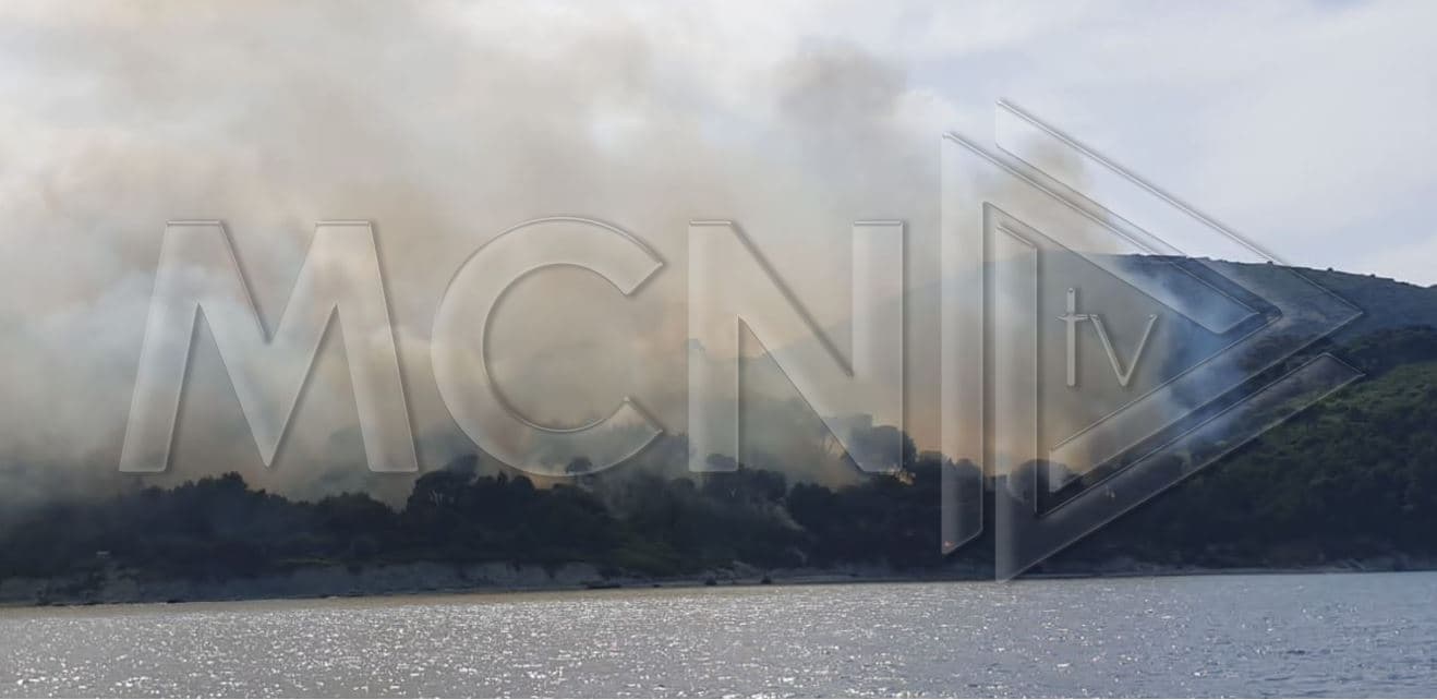 Dita e tretë e zjarrit, situatë shqetësuese në ishullin e Sazanit (VIDEO)