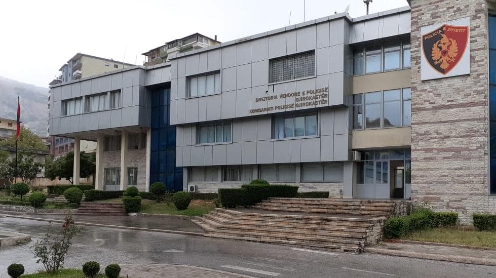 Goditet me levë në kokë një efektiv policie, përfundon në spital në gjendje të rëndë