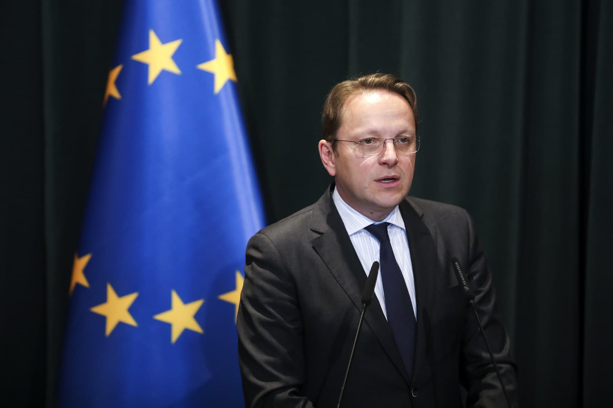 Heqja e vetos ndaj Shkupit/ Varhelyi: BE të vendosë për Konferencën e Parë të Maqedonisë së Veriut dhe Shqipërisë