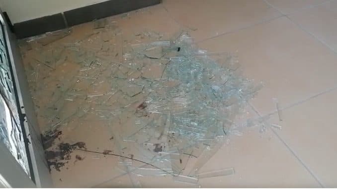 Thyen dritaren e një biznesi në Itali, shqiptari humb jetën nga hemorragjia/ Emri (Video)