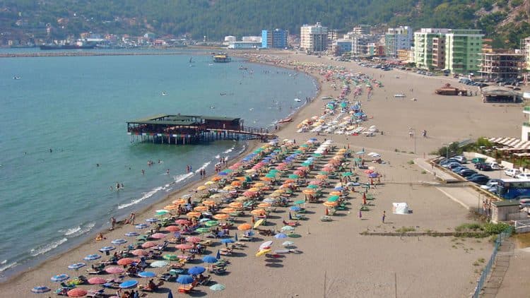 Sherr për shezlongët në Shëngjin, pushuesi godet me lopatë pronarin e hotelit