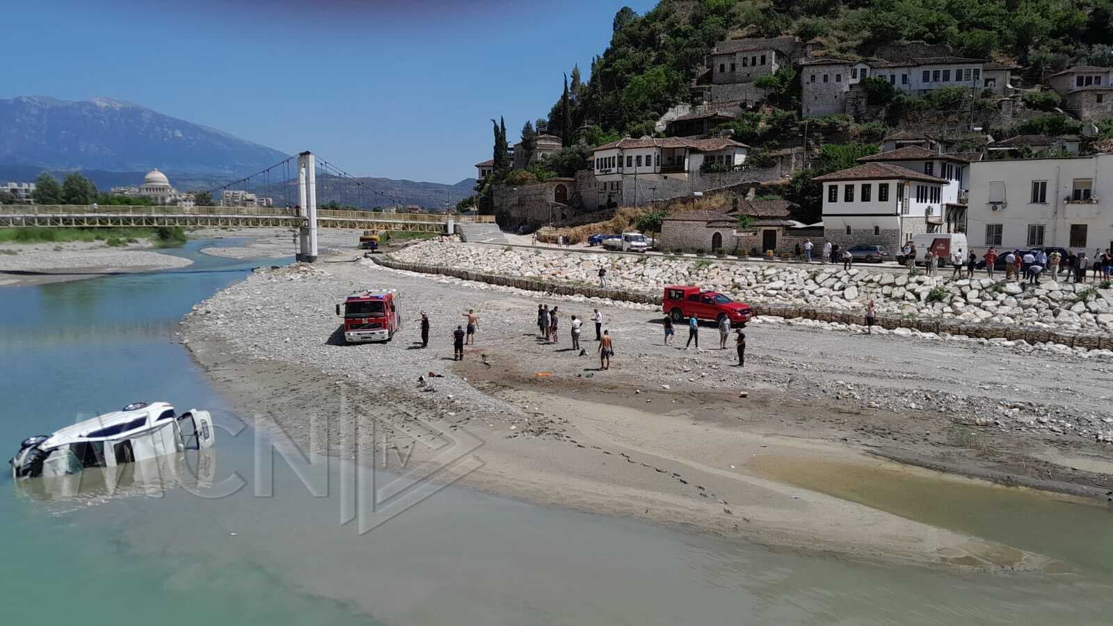 E rëndë në Berat/ Makina përfundon në lumë, humb jetën nëna dhe fëmija i saj 6 vjeç (Video)