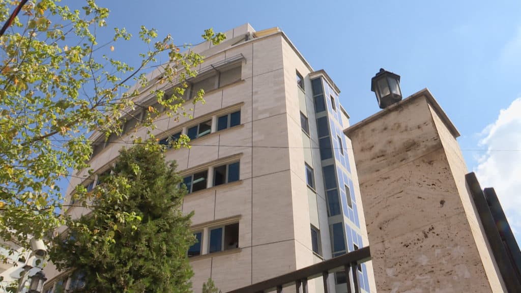 Tjetërsuan godinën në hotel, pezullohen 7 zyrtarë të Kadastrës