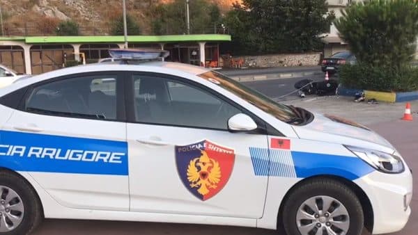 Polici përplas me makinë 13-vjeçarin dhe largohet nga vendngjarja