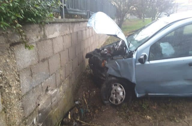 Makina përplaset me murin në Durrës, plagosen 3 persona