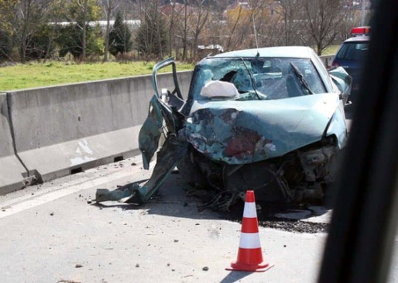 Mjeti del nga rruga në aksin Levan-Tepelenë, plagoset shoferi dhe dy pasagjerët