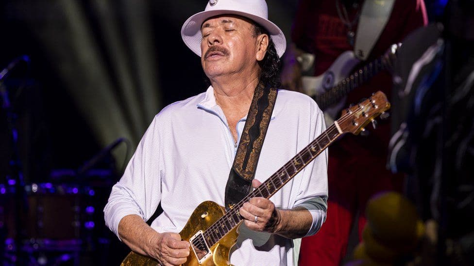 Anulohet koncerti, muzikanti Carlos Santana rrëzohet në skenë