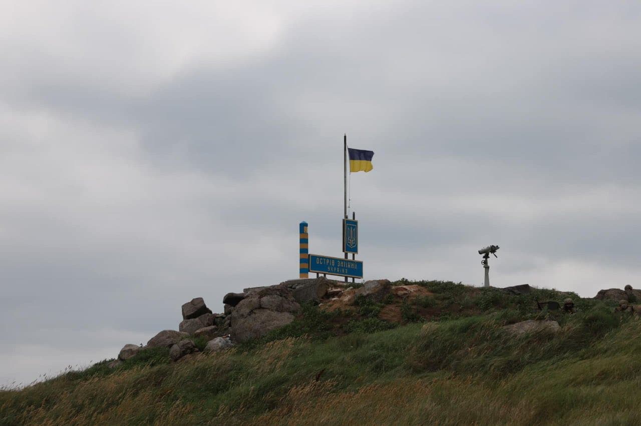 Flamuri ukrainas ngrihet sërish në ishullin e gjarpërinjve