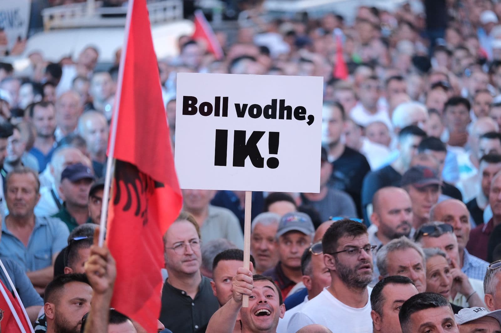 “Boll vodhe, ik”/ Ironia e qytetarëve protestues përmes parullave (FOTO)