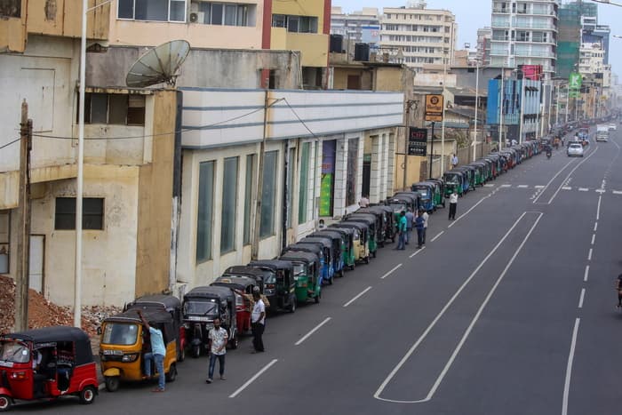 Sri Lanka pa karburant/ Presidenti i vendit i kërkon ndihmë Putinit
