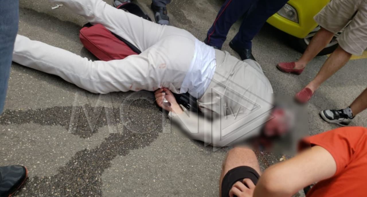 Rrëzohet në mes të rrugës dhe godet kokën, ambulanca vjen 40 minuta me vonesë