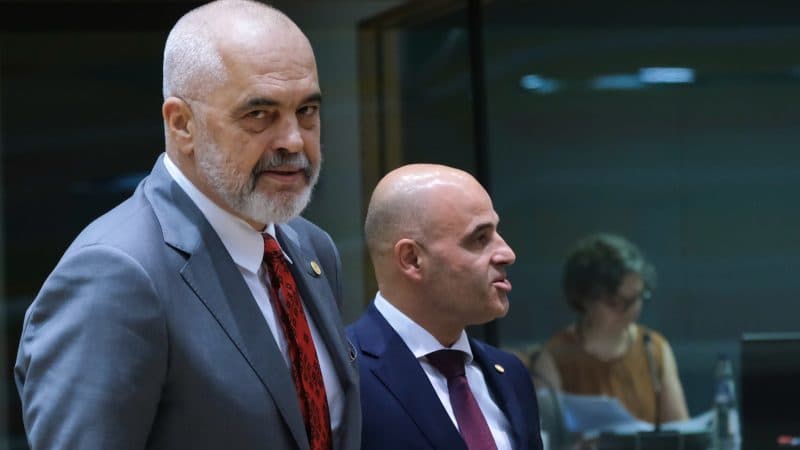 Çfarë vjen pas dritës së gjelbër? Analiza: Hapat dhe pengesat e Tiranës dhe Shkupit në rrugën drejt anëtarësimit në BE