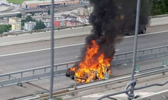Merr flakë në ecje e sipër një makinë në autostradën Tiranë-Durrës