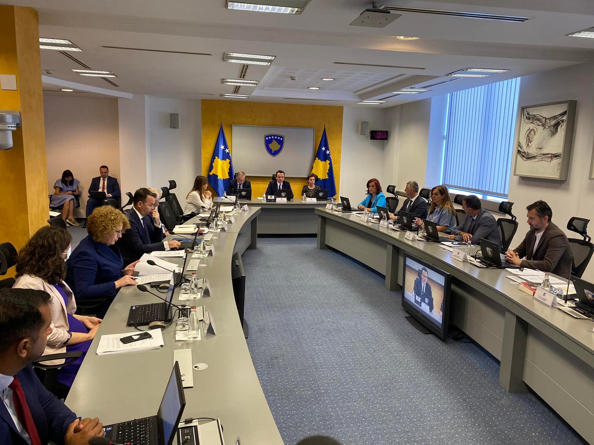Qeveria e Kosovës ndan mbi 7 milionë € për stafin shëndetësor dhe bizneset