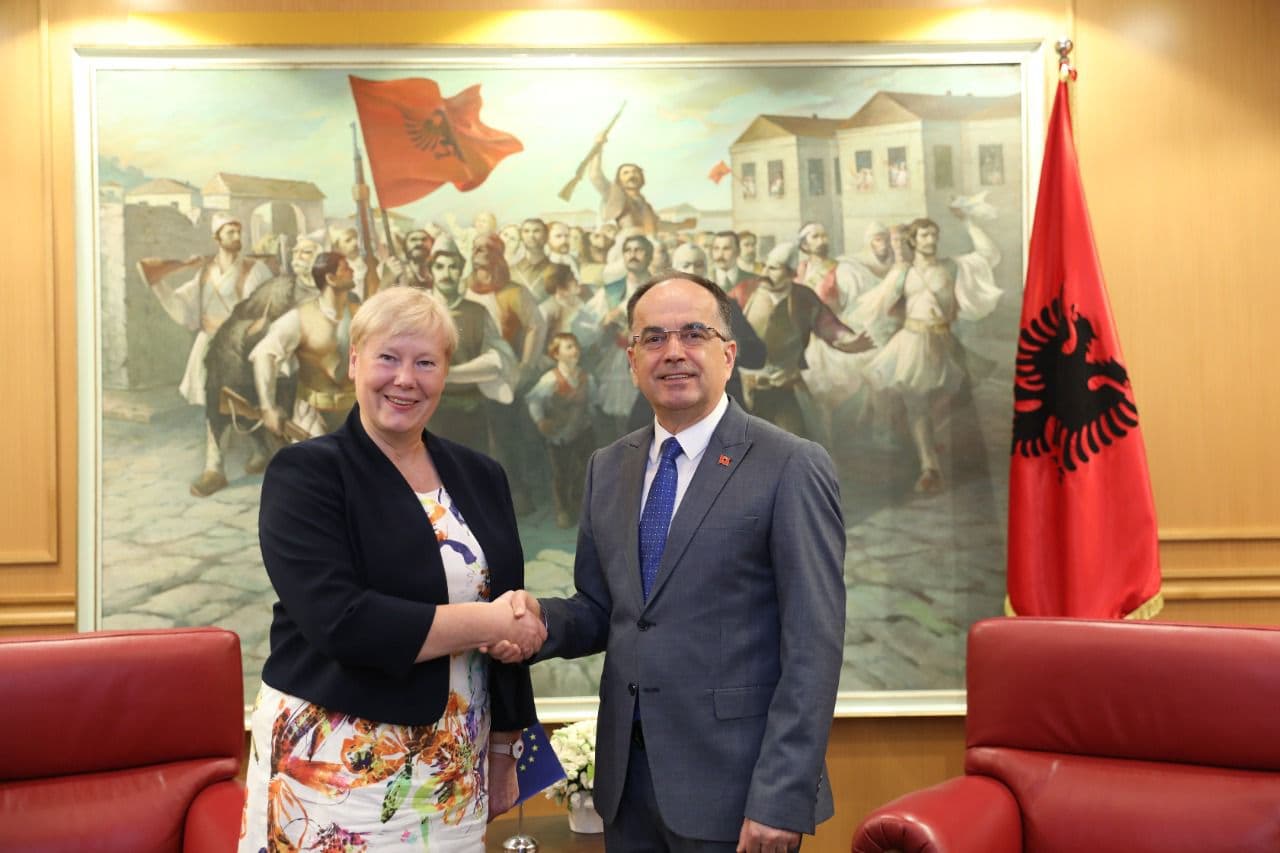 Ambasadorja e re e BE, paraqet letrat kredenciale te Presidenti Begaj: Integrimi, projekti më madhor i Shqipërisë