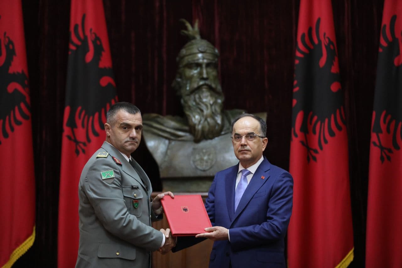 Betohet para Presidentit Begaj, shefi i Shtabit të Përgjithshëm të Forcave të Armatosura