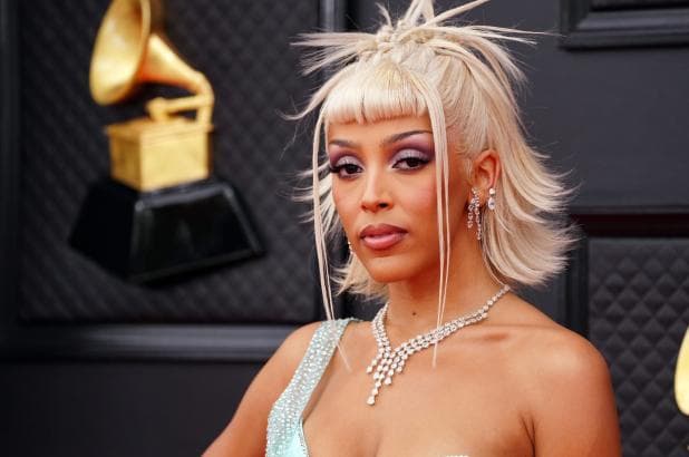 Doja Cat rruan kokën dhe vetullat live në Instagram