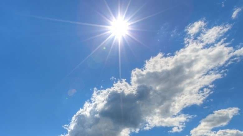 Moti sot, kthjellime e vranësira mesatare, temperatura deri në 38 °C