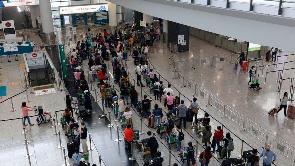 Hong Kongu shkurton karantinën për të infektuarit me Covid