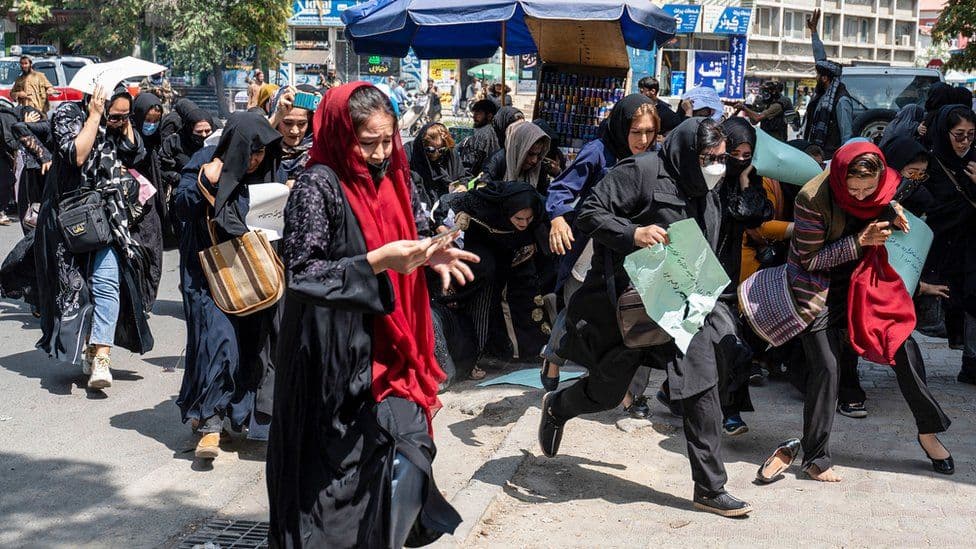 Talibanët shpërndajnë me të shtëna me armë, protestën e rrallë të grave afgane në Kabul