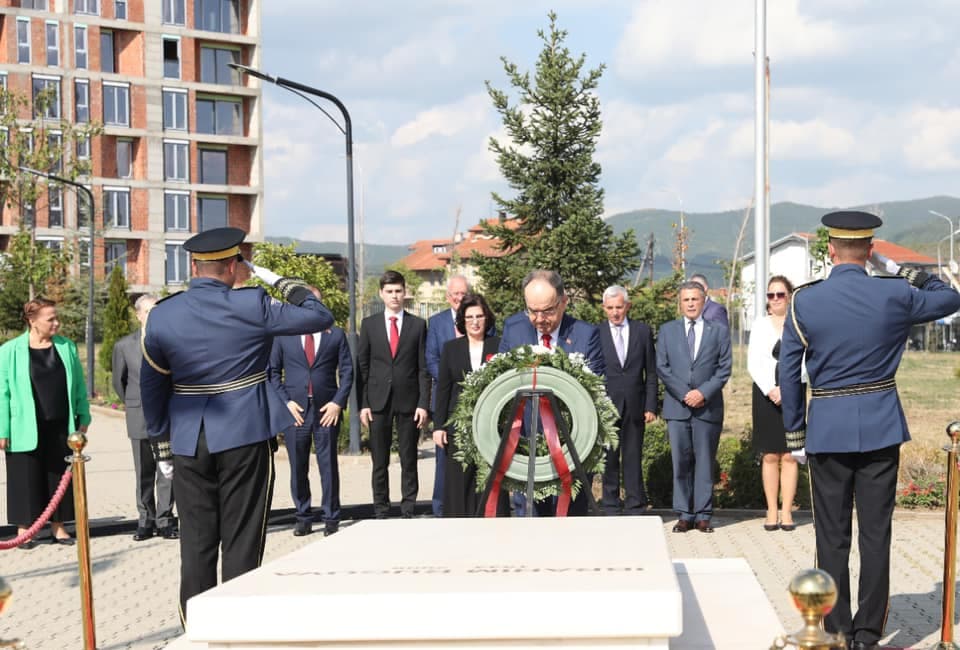 Begaj, homazhe te varri i Rugovës dhe memoriali i familjes Jashari: Asnjë raport i trilluar s’do e njollosë gjakun e derdhur për liri